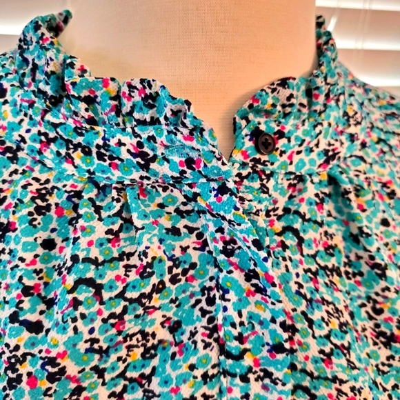 Sleeveless Blouse - Picture 2 of 3